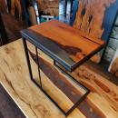 Beistelltisch aus Holz und Kunstharz auf einem edlen Metallgestell